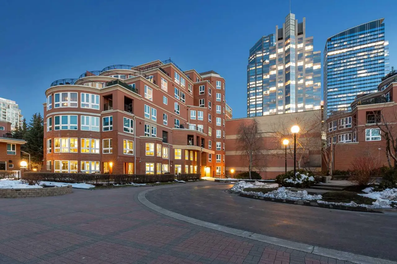 8203, 400 Eau Claire Avenue SW