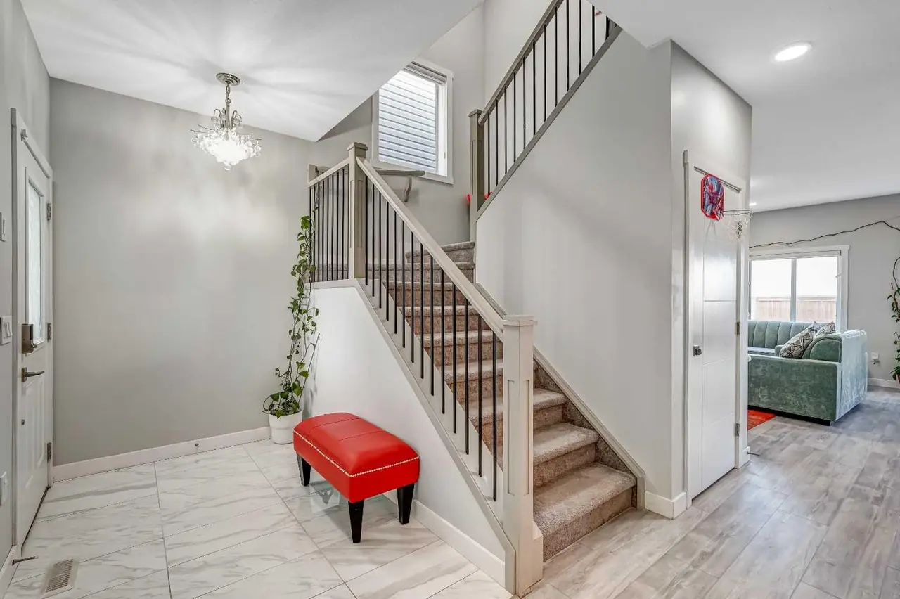 349 Corner Meadows Way NE