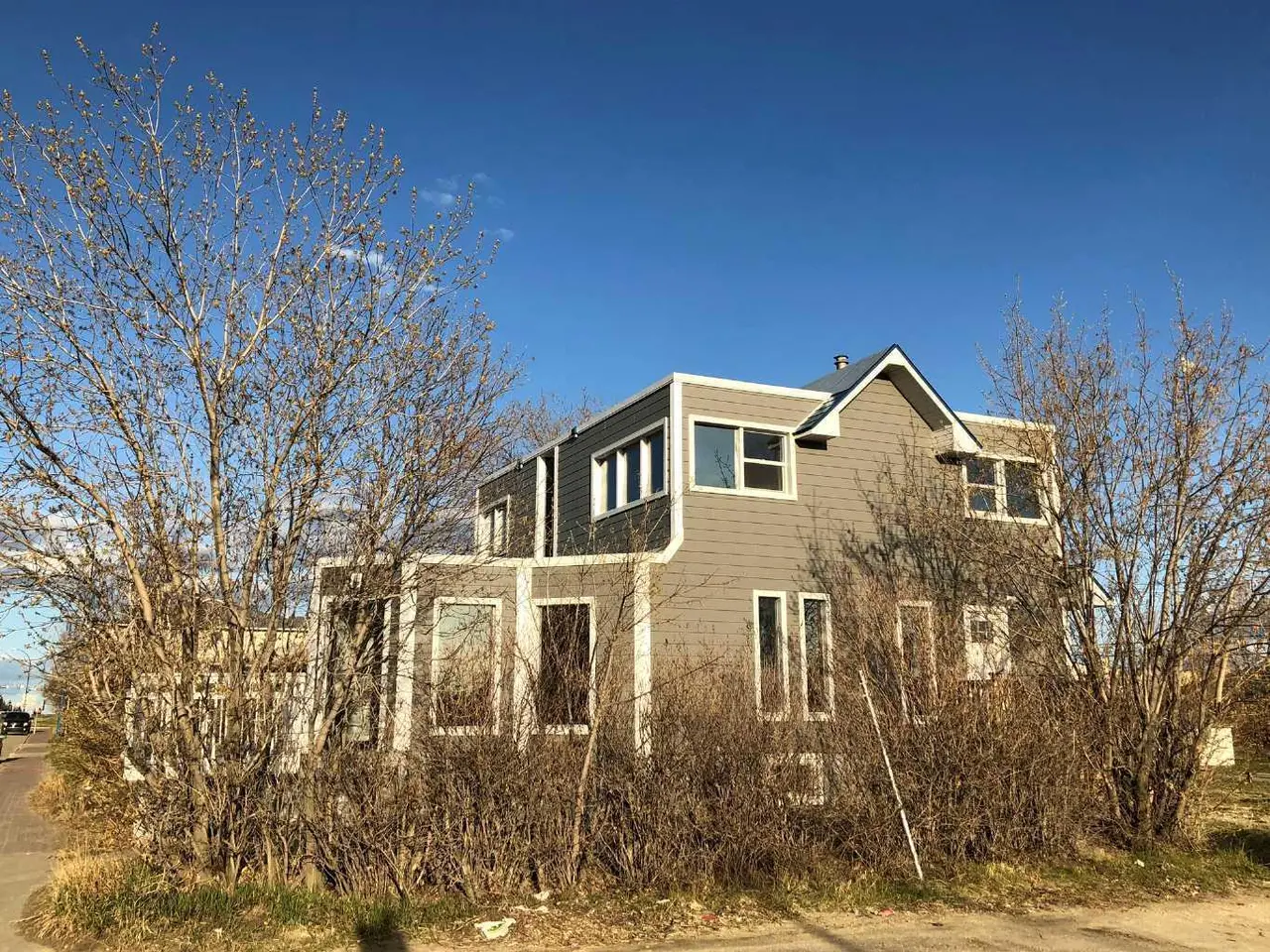 9731 100 Avenue 