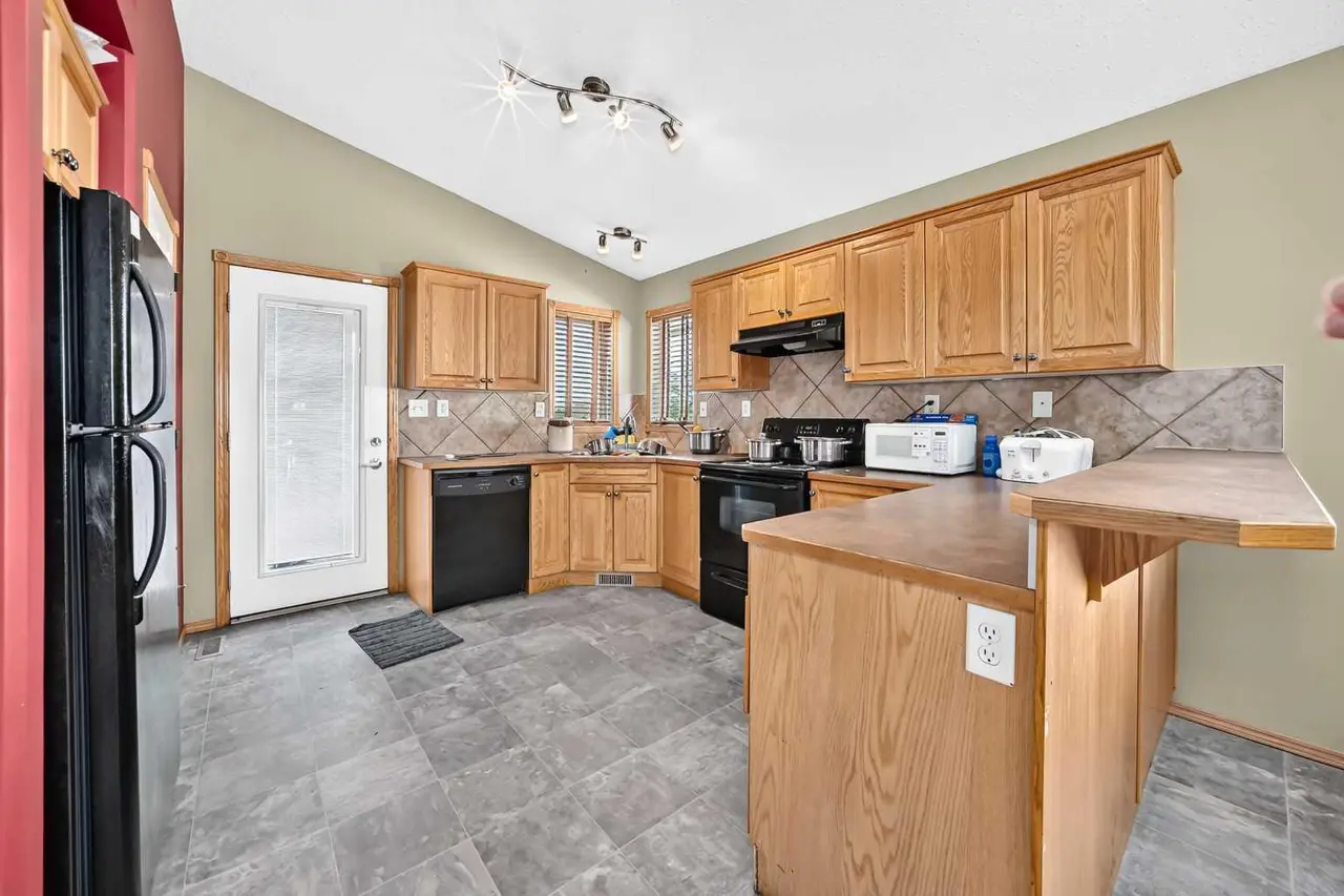 116 Iverson Close 