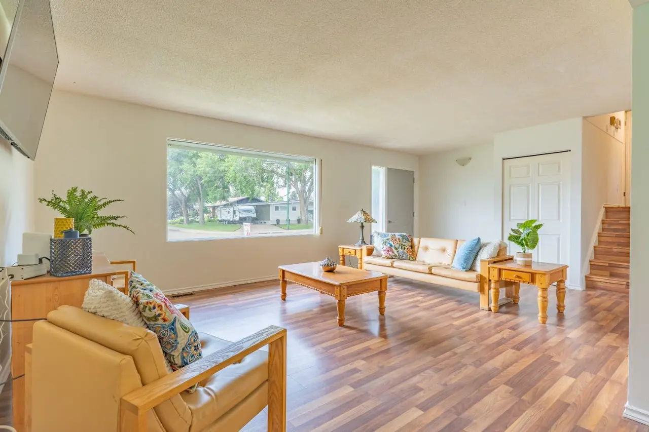 1163 Bassett Crescent NW