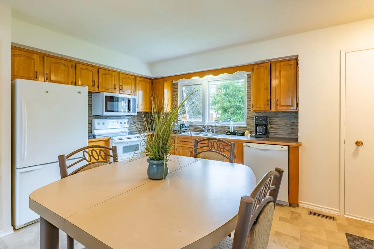 1163 Bassett Crescent NW