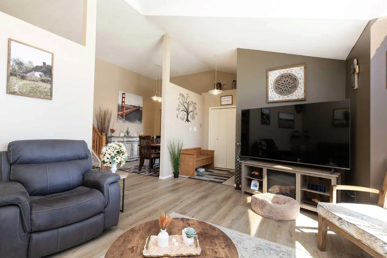44 Lakhota Road W