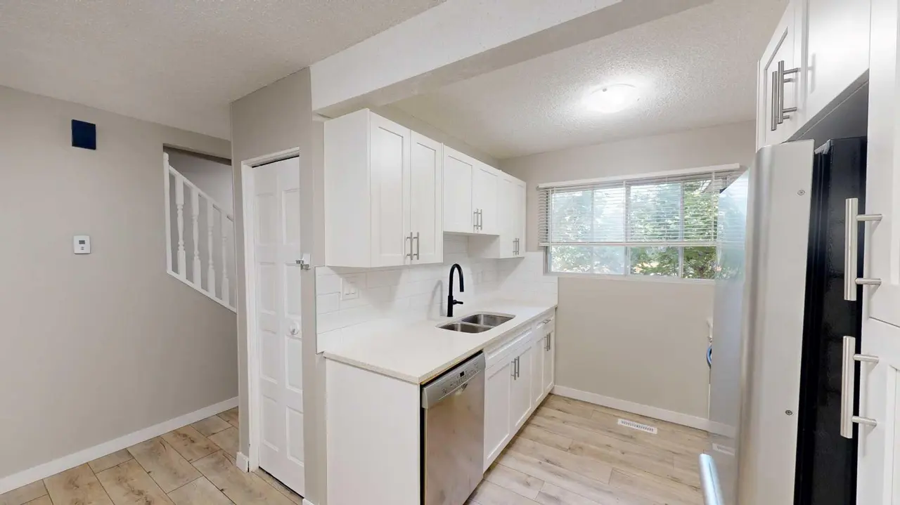 10, 115 Lafayette Boulevard W