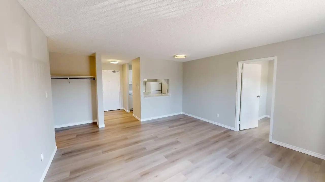 311, 401 Columbia Boulevard W