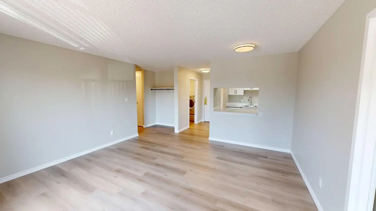 311, 401 Columbia Boulevard W