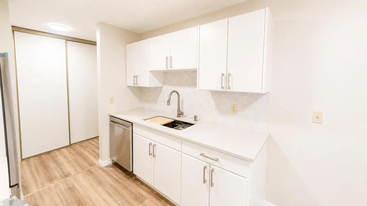107, 405 Columbia Boulevard W