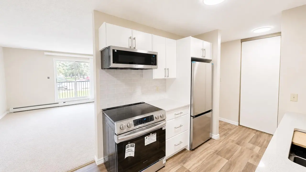 107, 405 Columbia Boulevard W