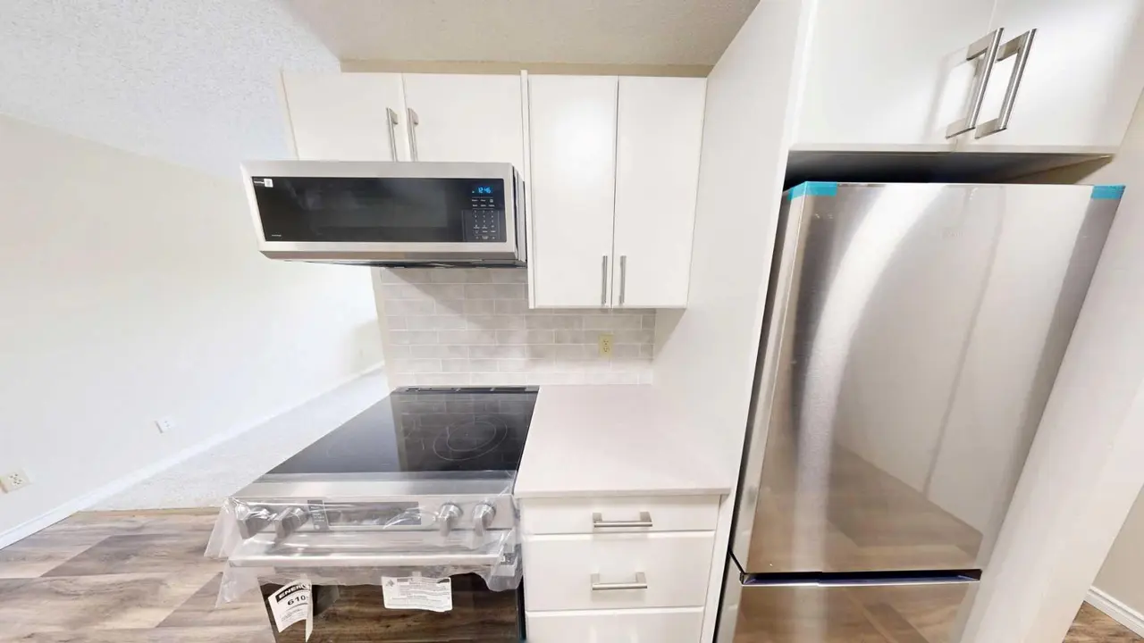 107, 405 Columbia Boulevard W