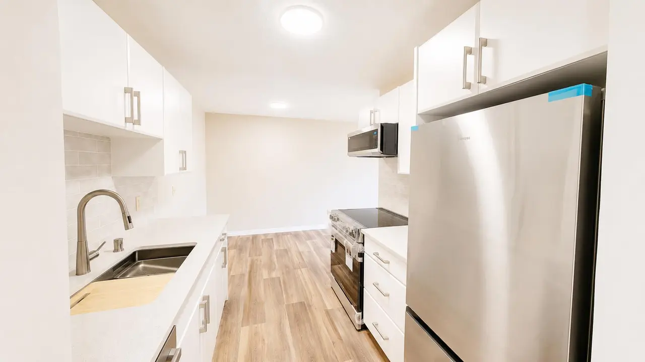 107, 405 Columbia Boulevard W