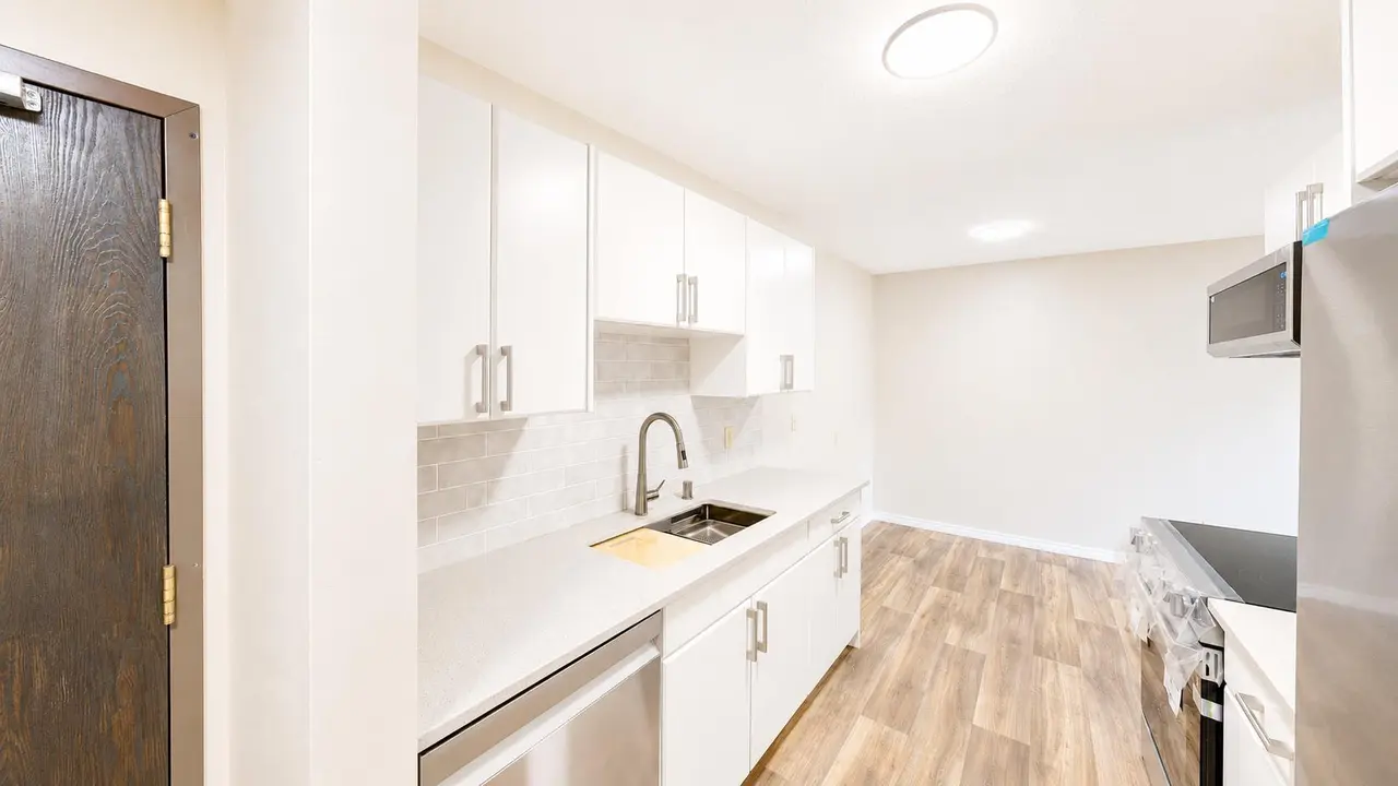 107, 405 Columbia Boulevard W