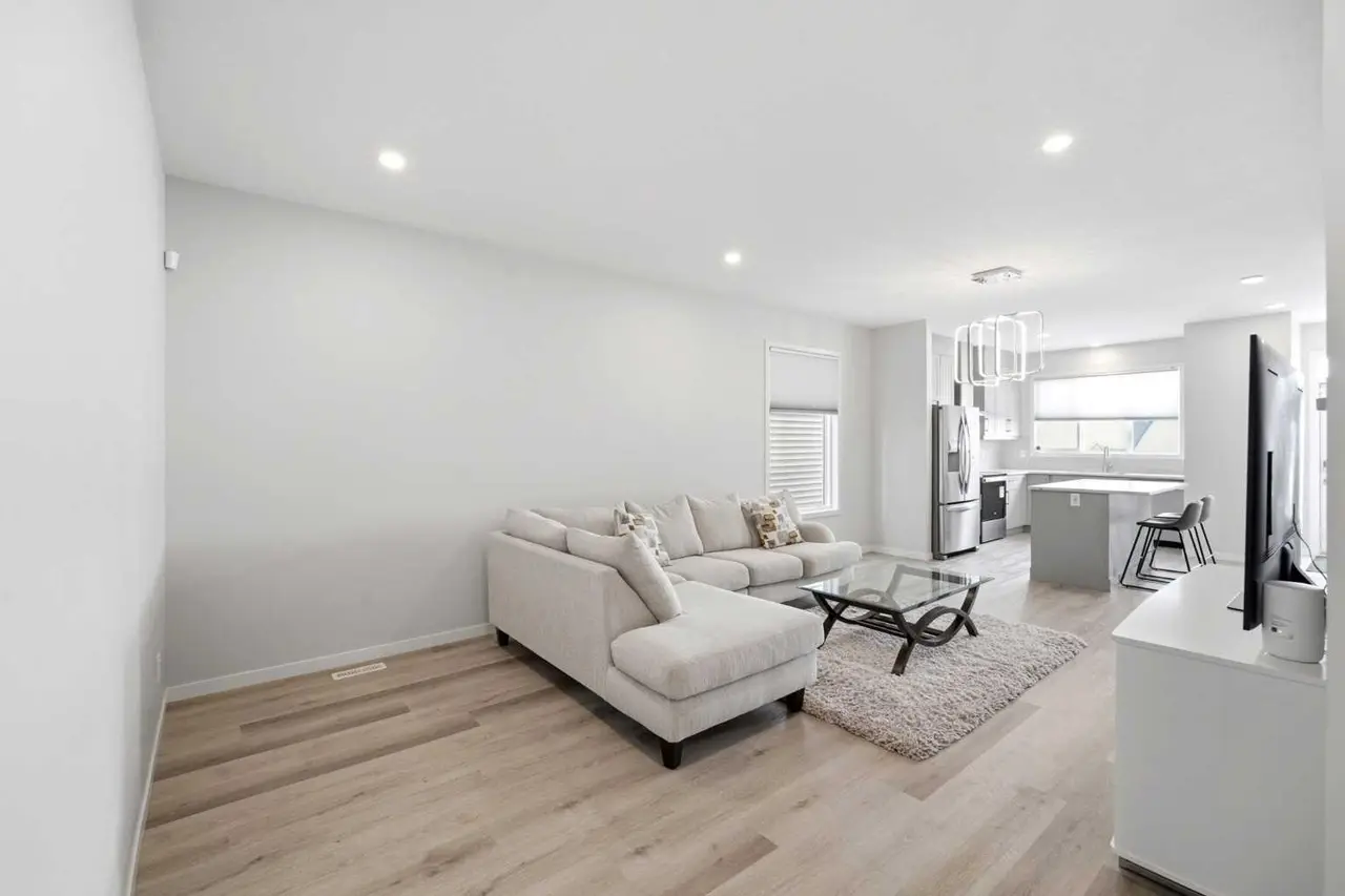 34 Aquila Way NW