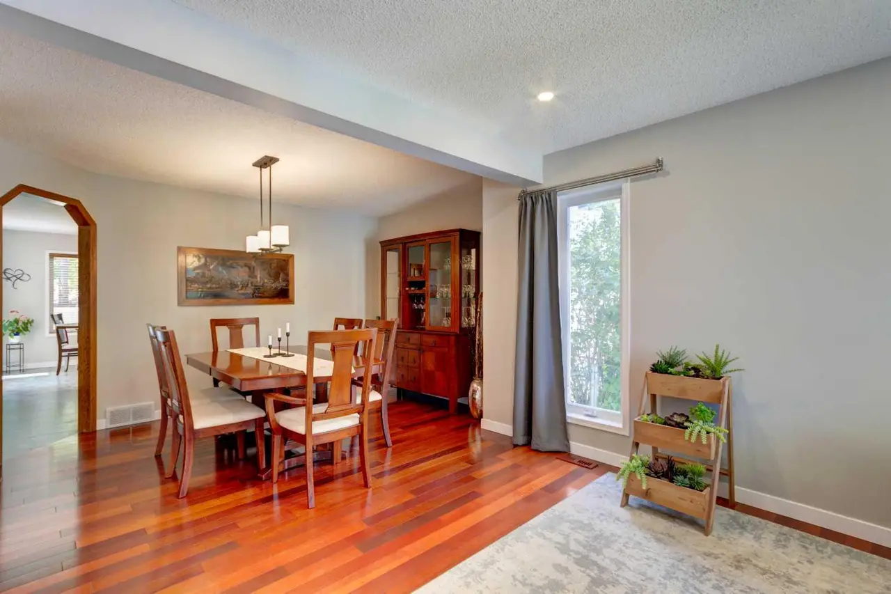 188 Mt Selkirk Close SE