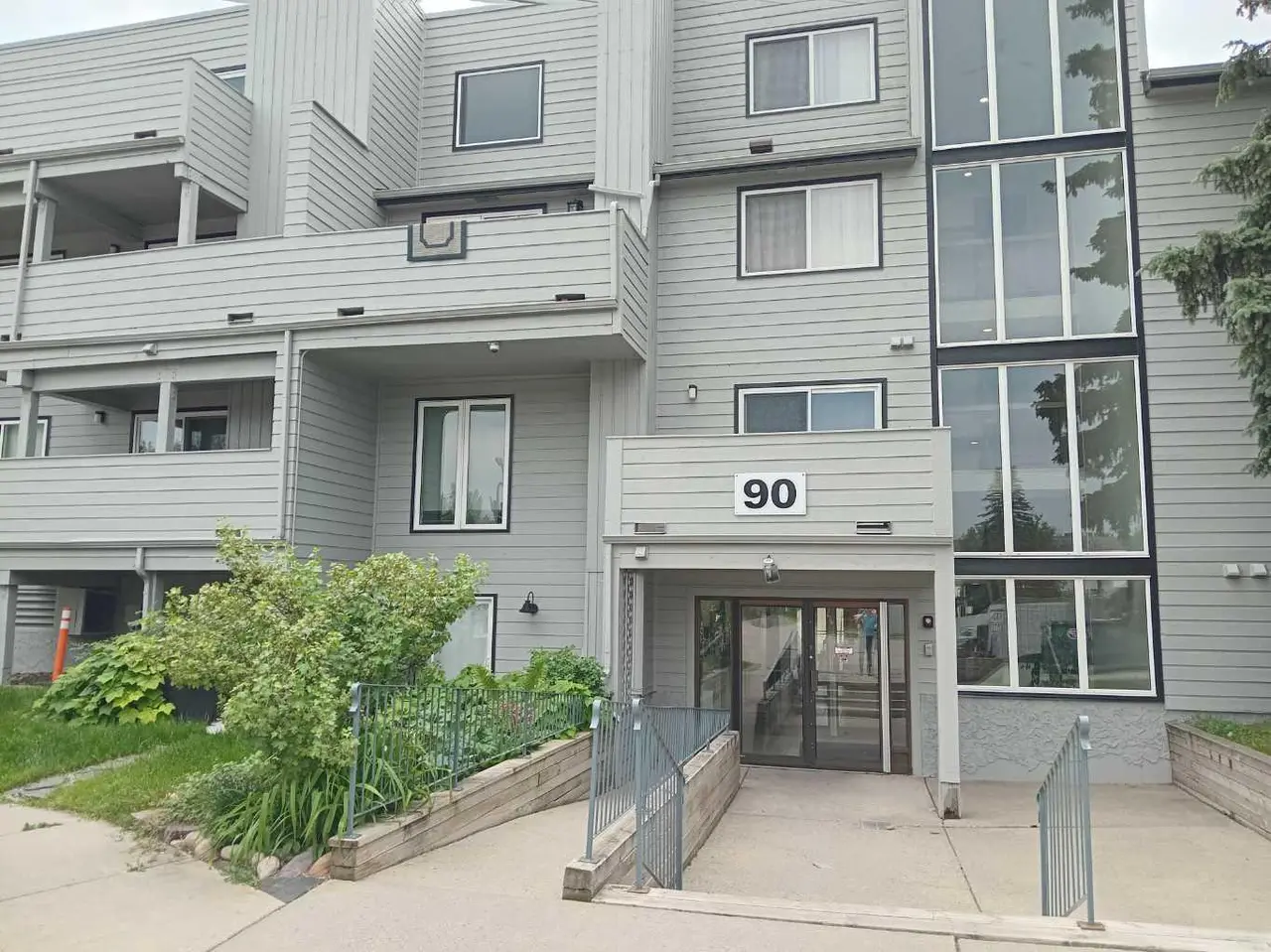 4172, 90 Glamis Drive SW