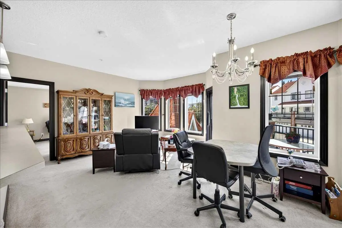 218, 30 Royal Oak Plaza NW
