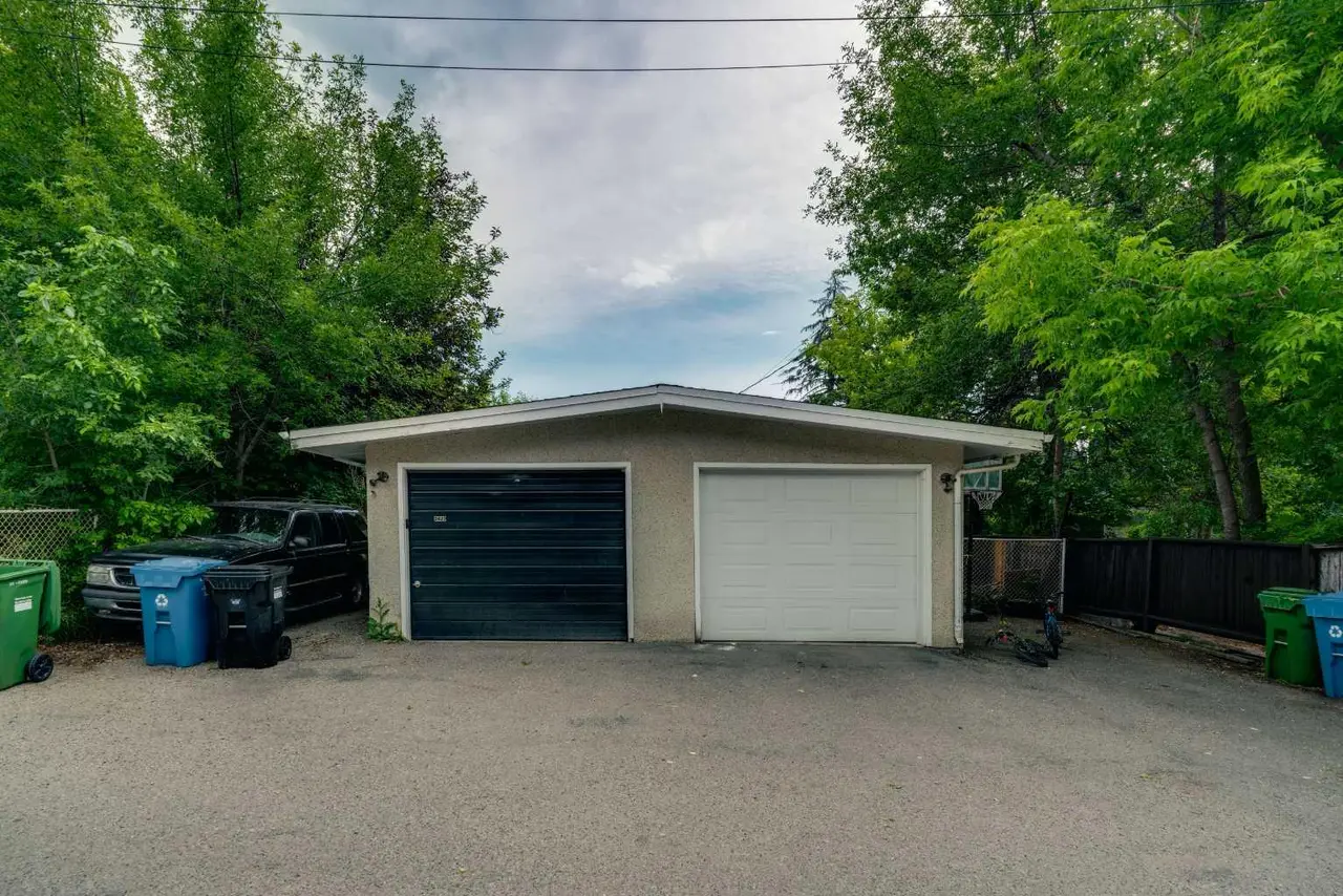 2431 & 2429 26 Street SW