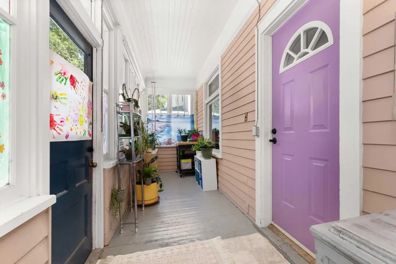 303 8 Street SE