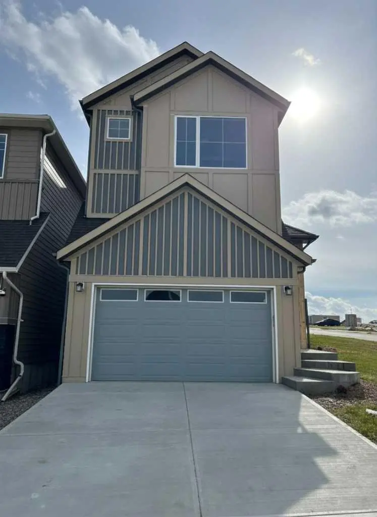 695 Buffaloberry Manor SE