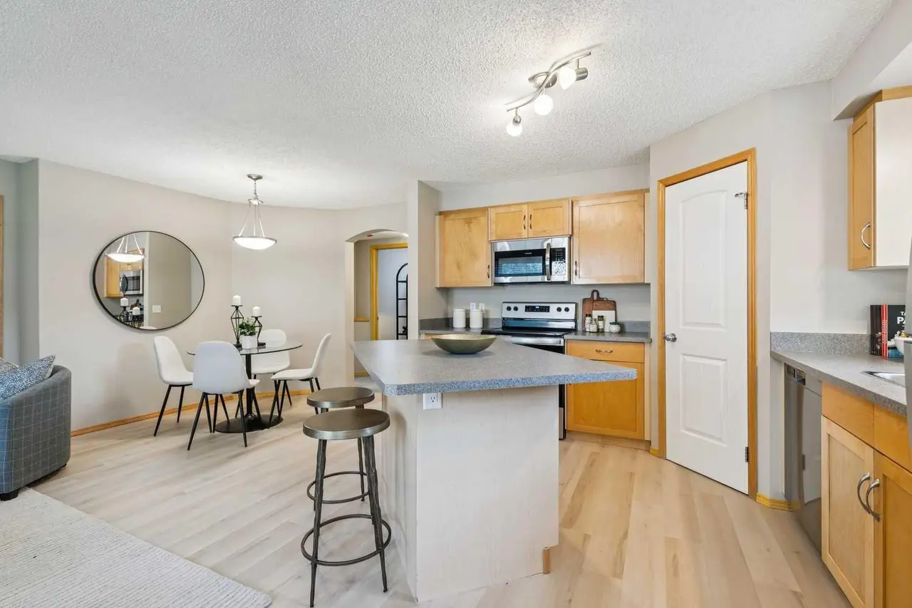 106, 7 Everridge Square SW