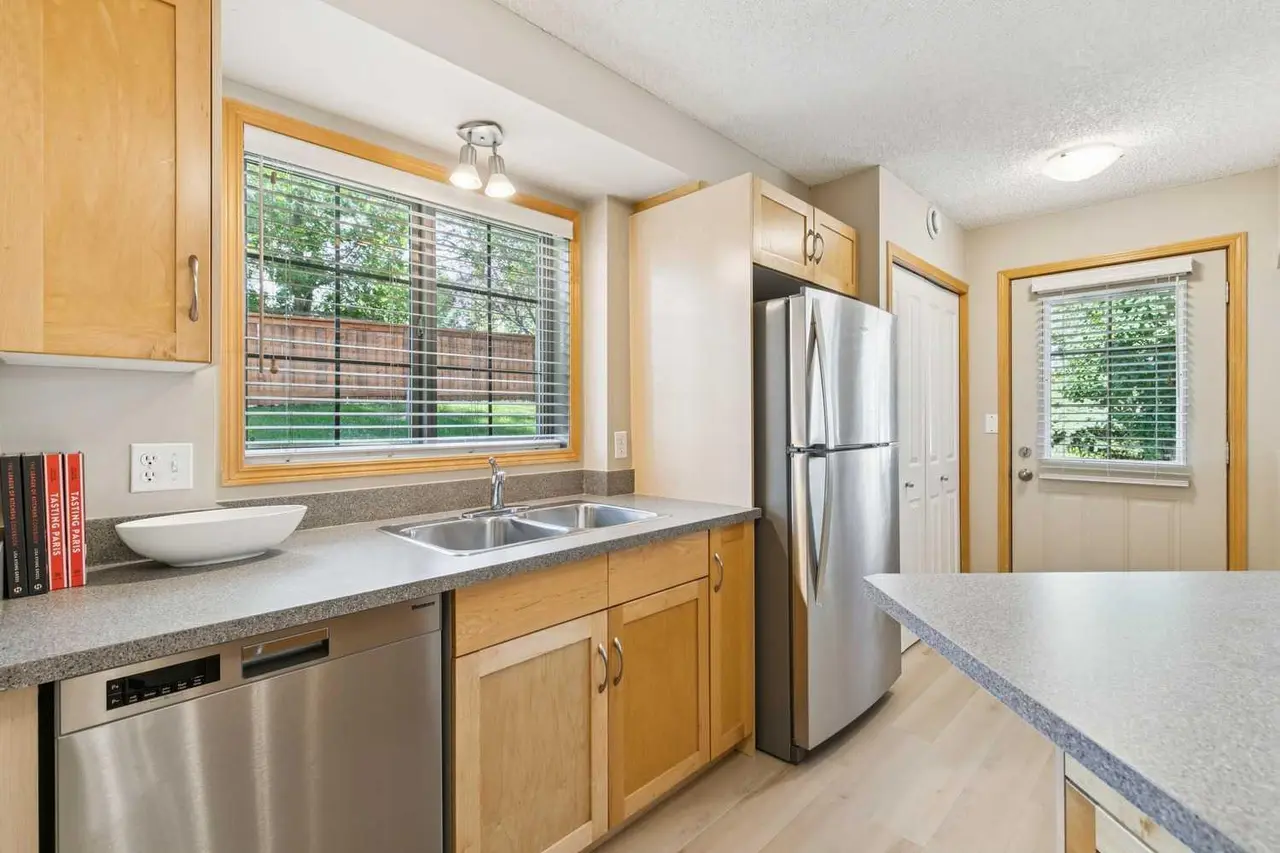106, 7 Everridge Square SW