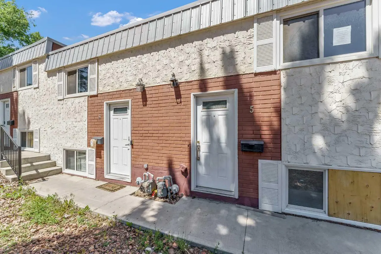 5, 6 Chinook Drive SW