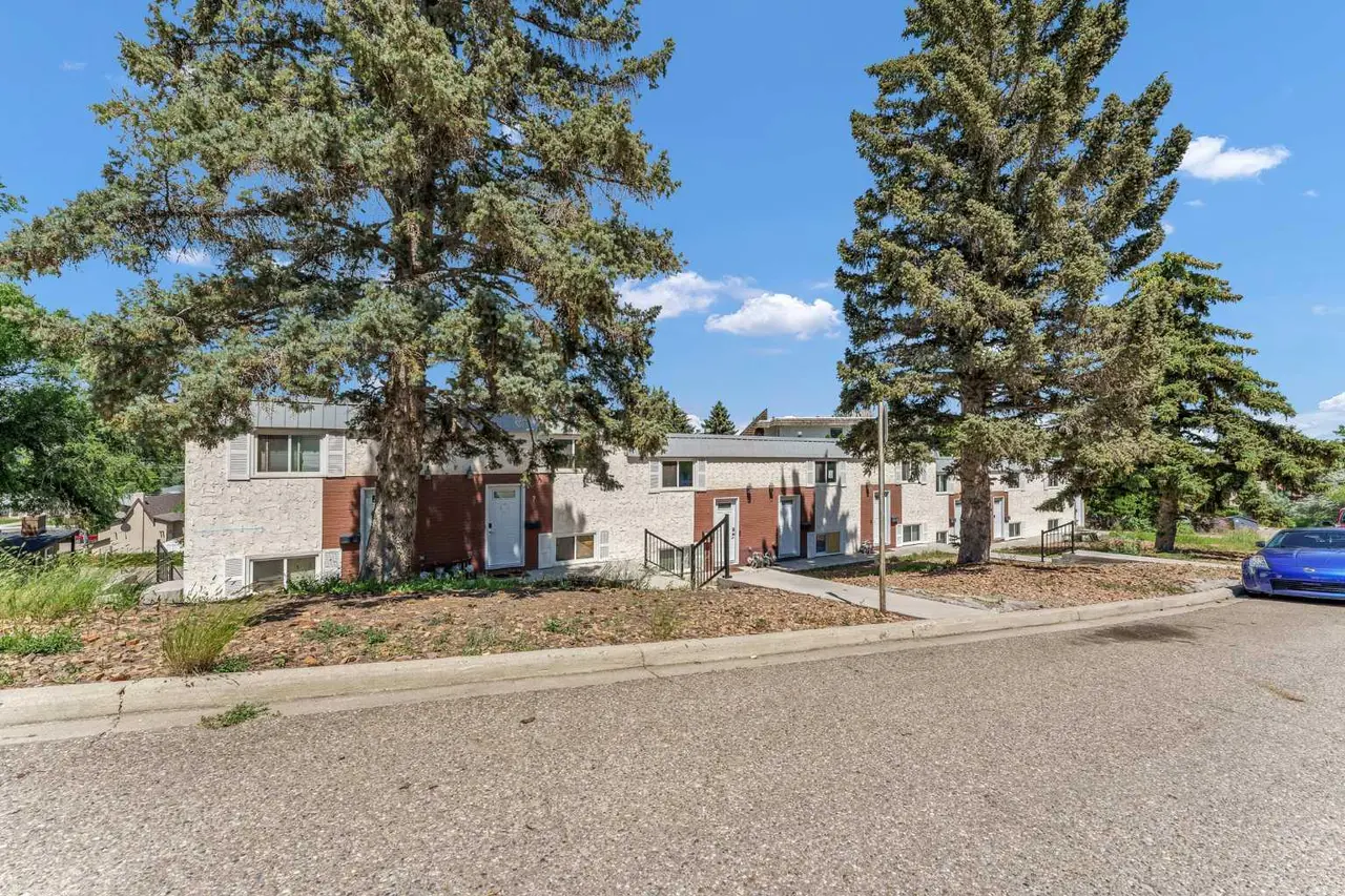 5, 6 Chinook Drive SW