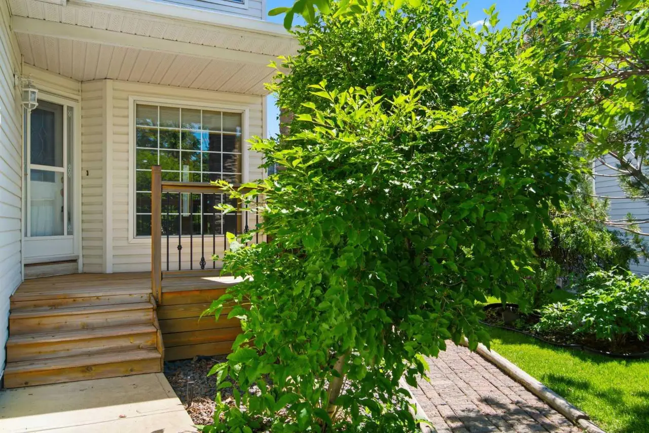 144 Douglas Ridge Close SE