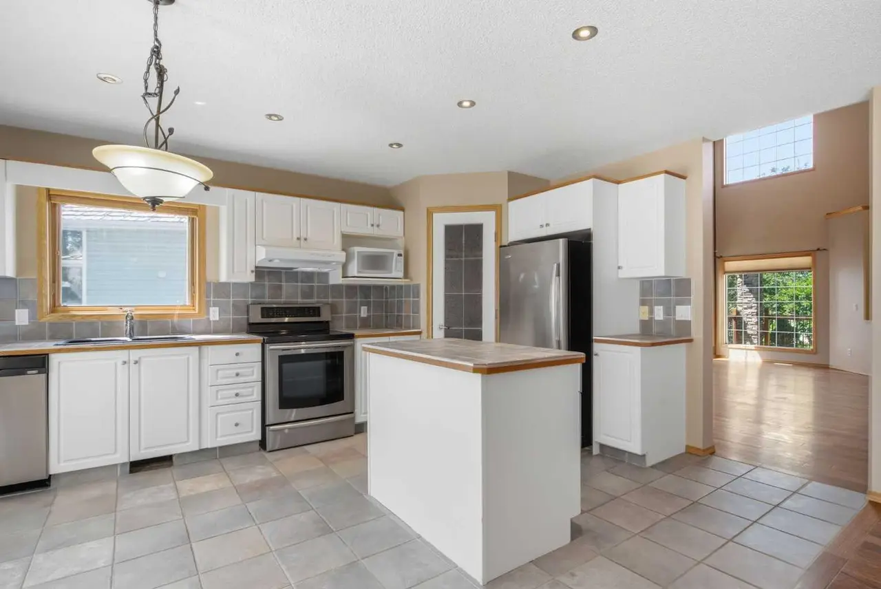 144 Douglas Ridge Close SE
