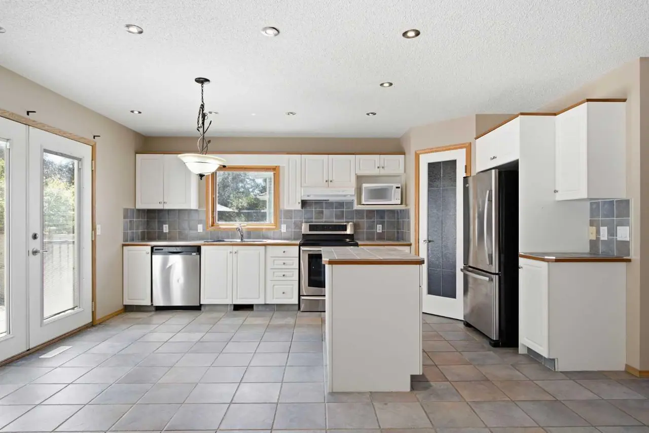 144 Douglas Ridge Close SE