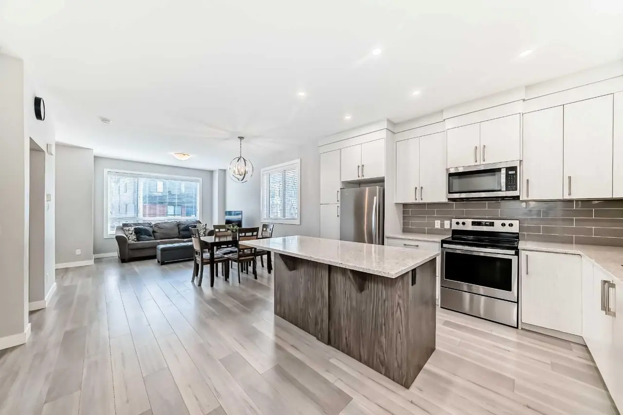 111 Redstone Crescent NE