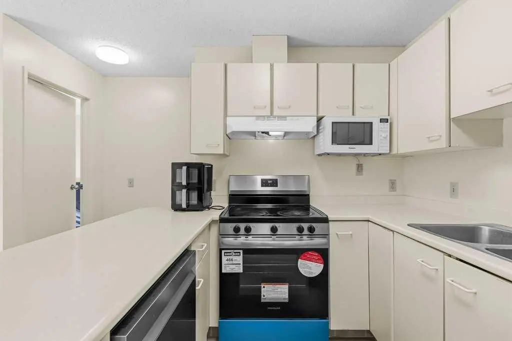 3400, 2422 Edenwold Heights NW