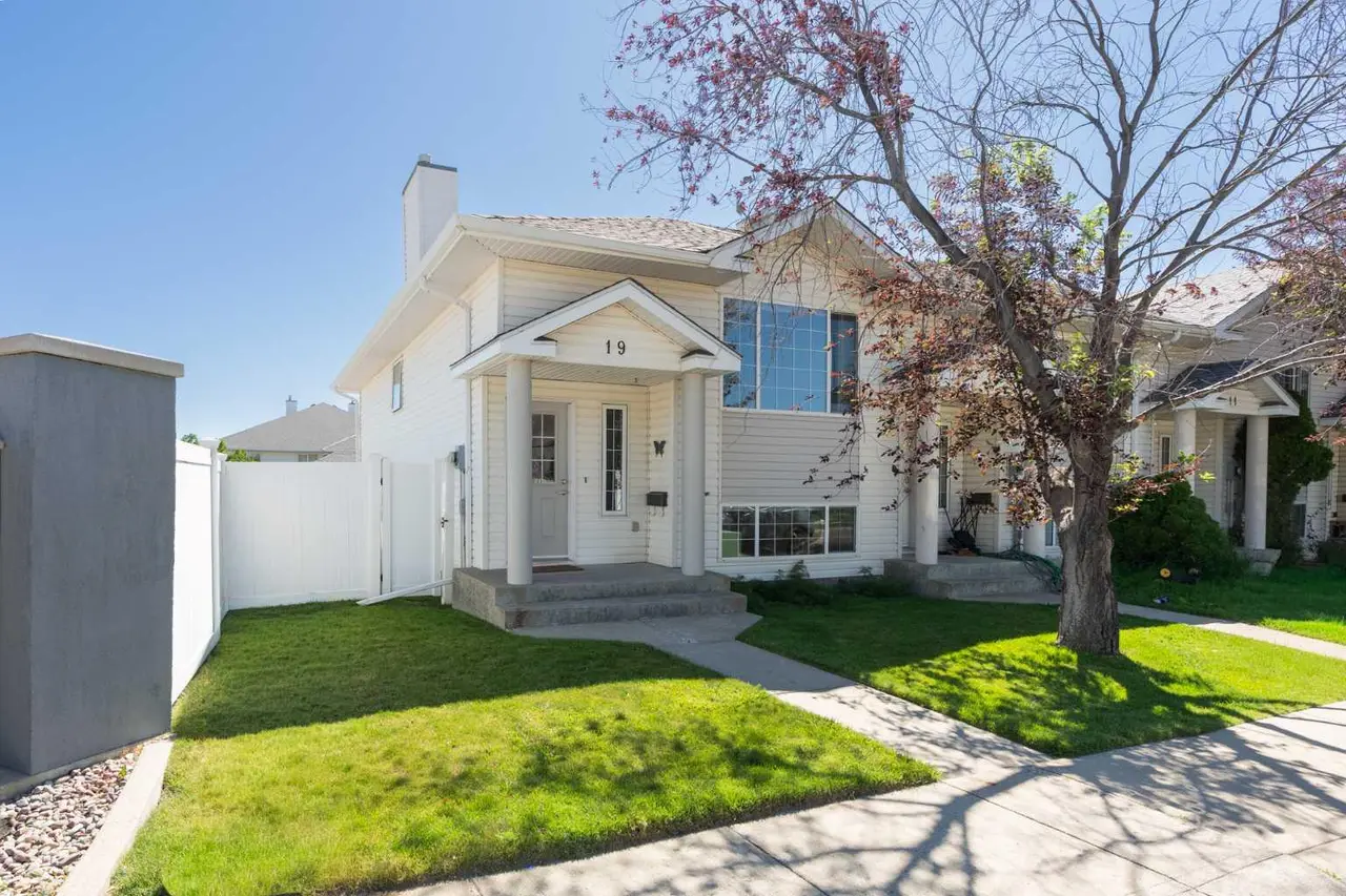 19 Chilcotin Lane W
