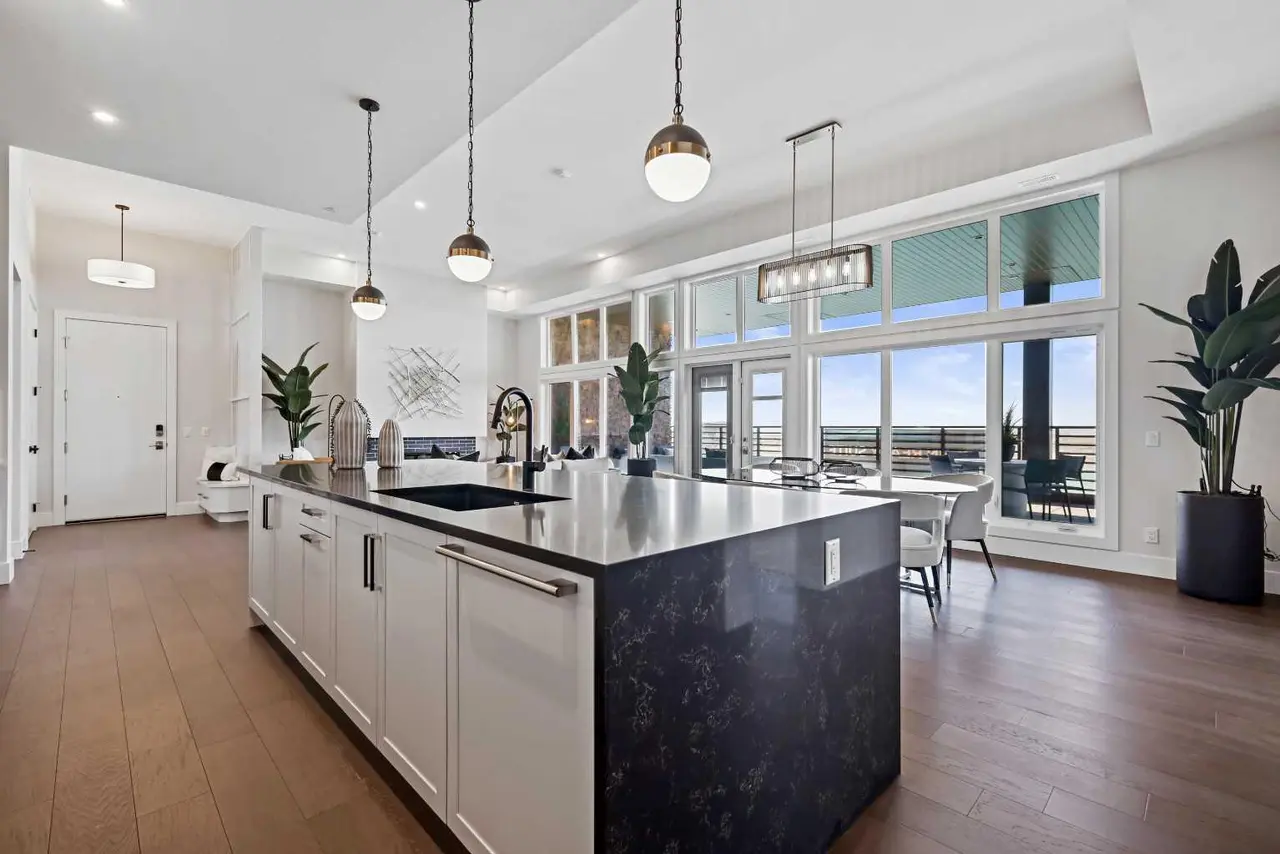 302, 170 Marina Cove SE