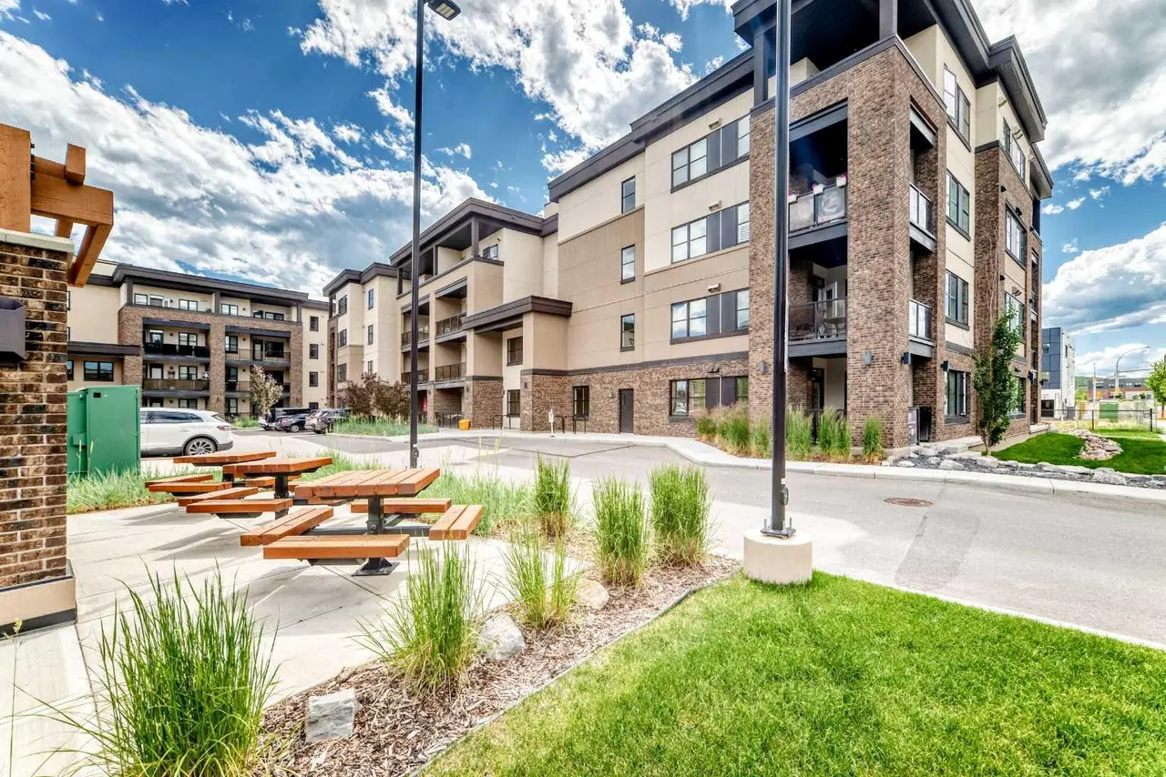 3407, 80 Greenbriar Place NW