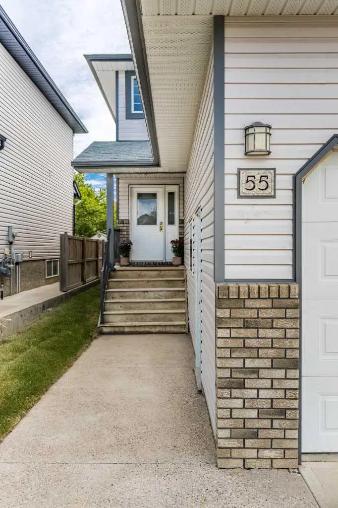 55 Vista Close SE