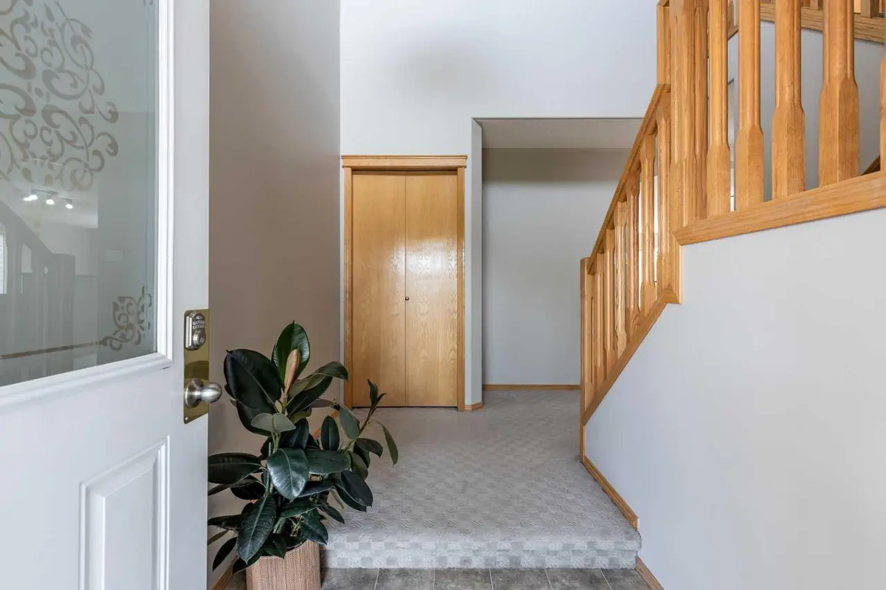 55 Vista Close SE