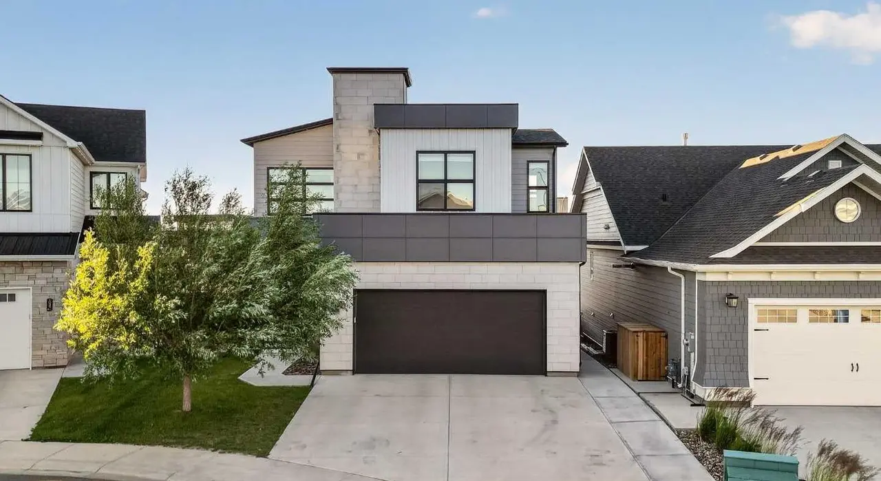 1039 Caledonia Place W