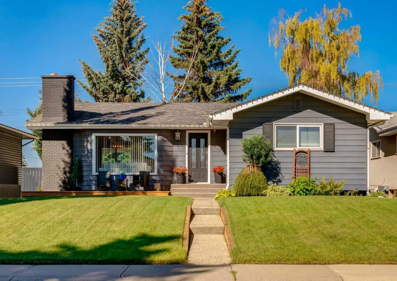 425 Woodland Crescent SE