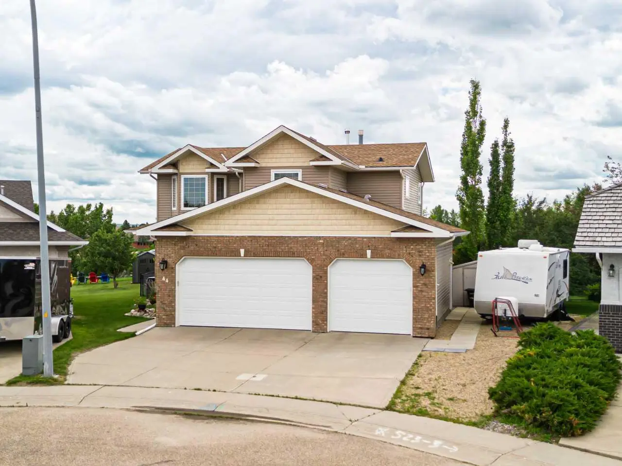 44 Lakes Close 