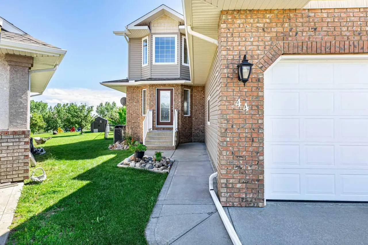 44 Lakes Close 
