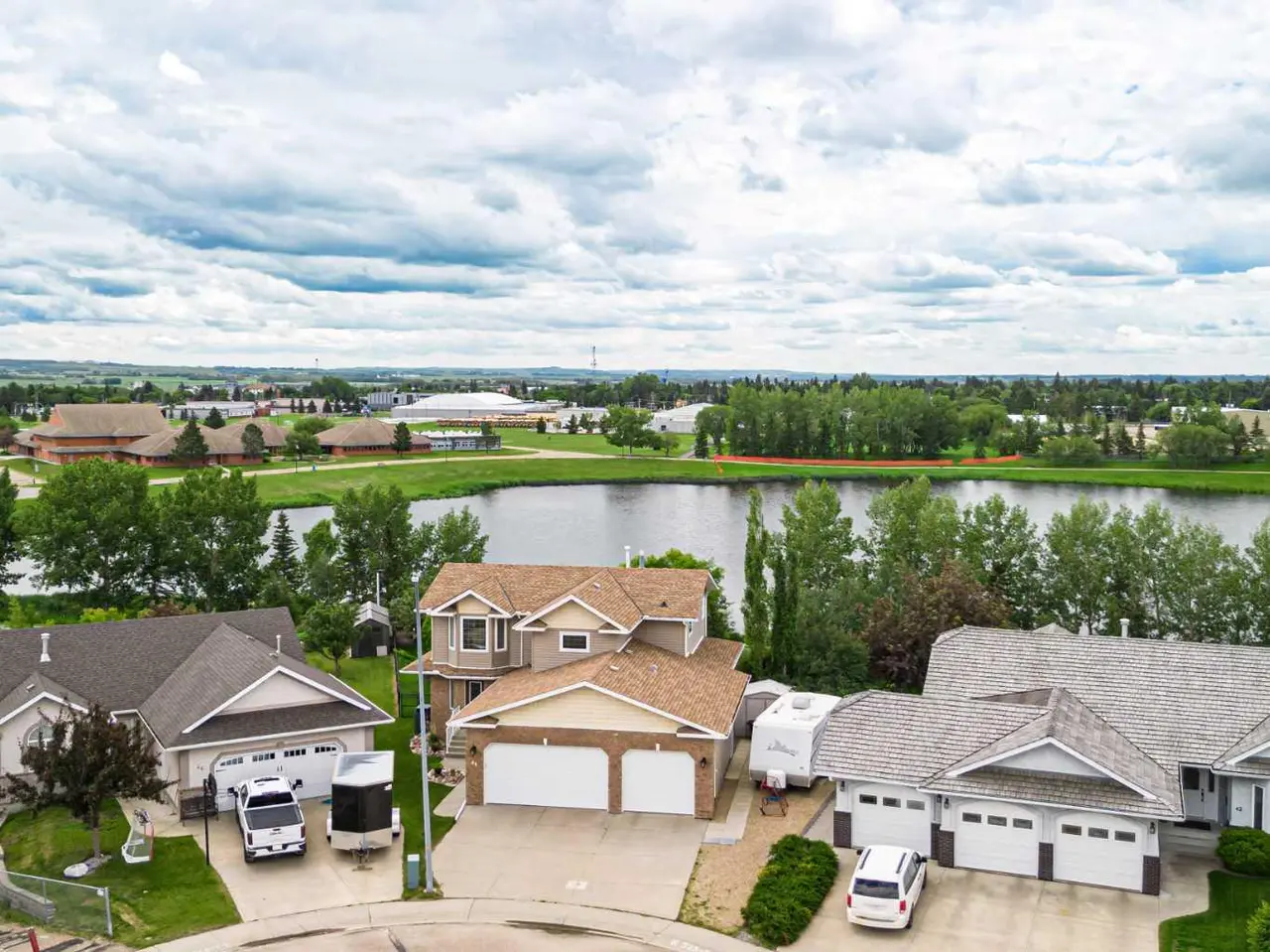 44 Lakes Close 