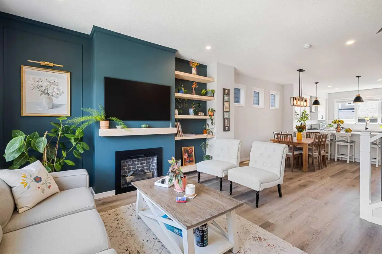 327 Masters Row SE
