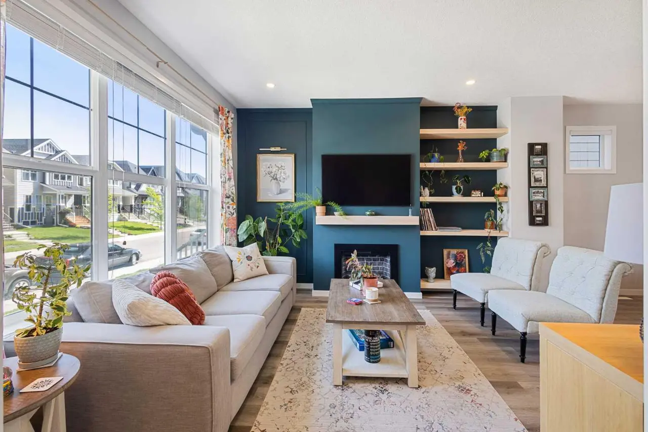 327 Masters Row SE