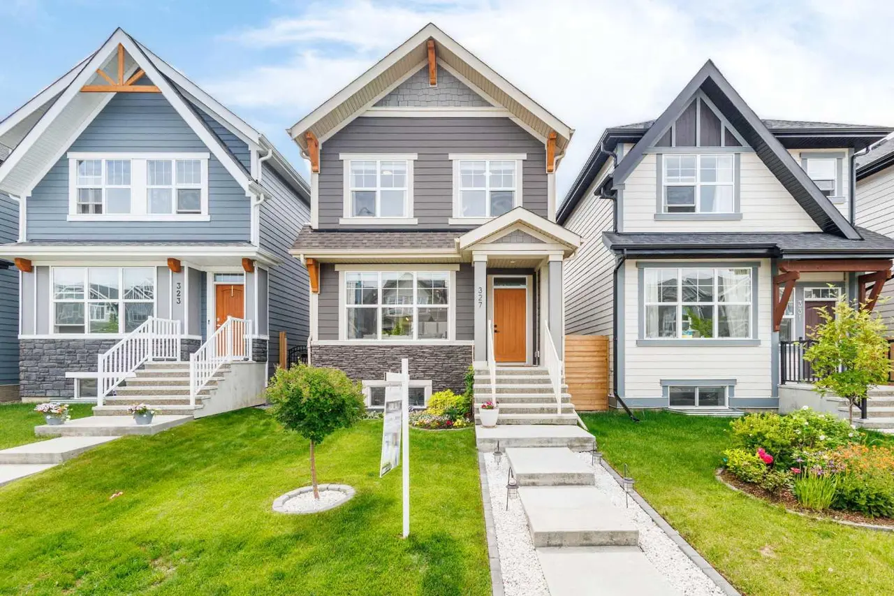 327 Masters Row SE