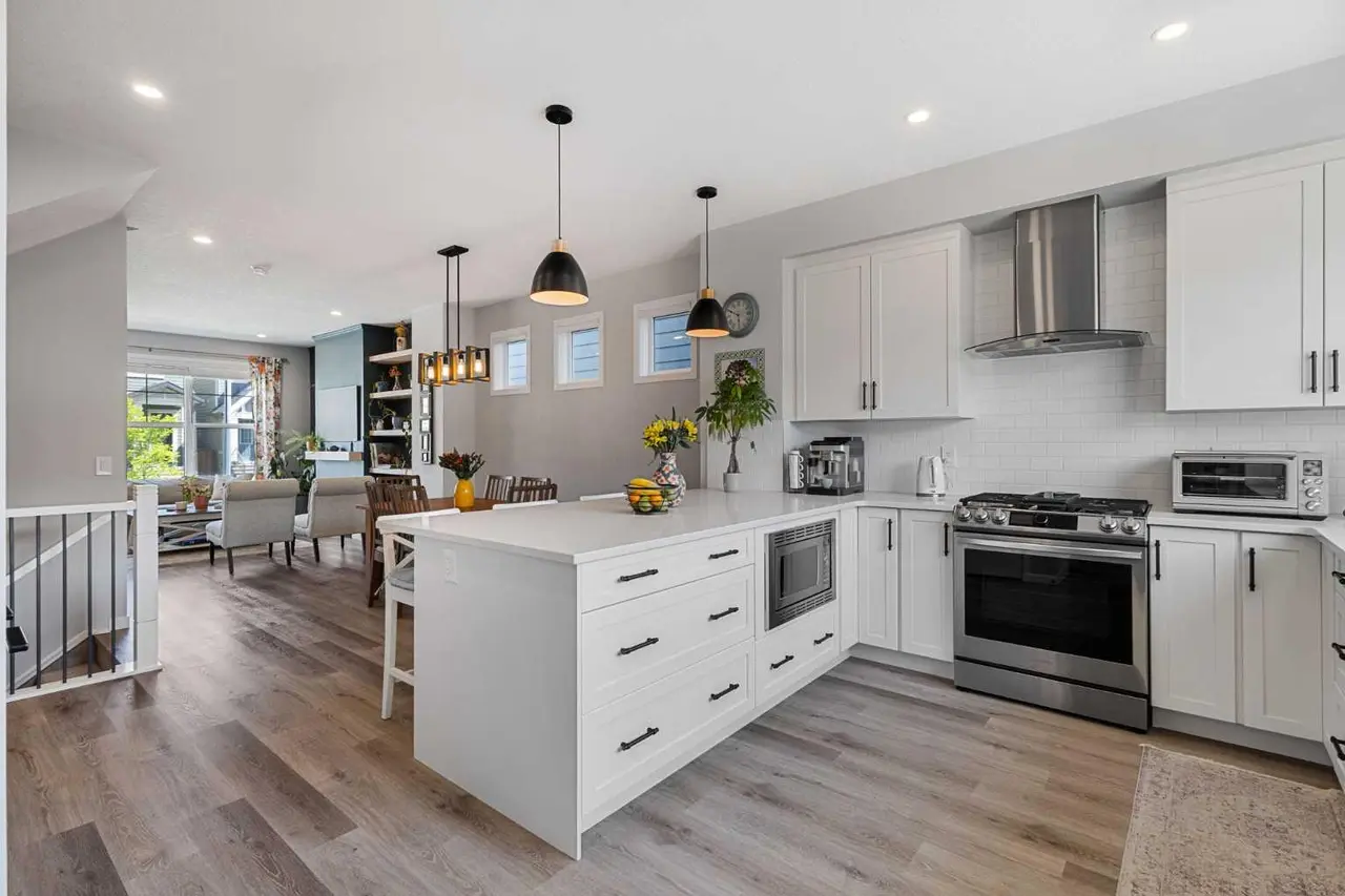 327 Masters Row SE