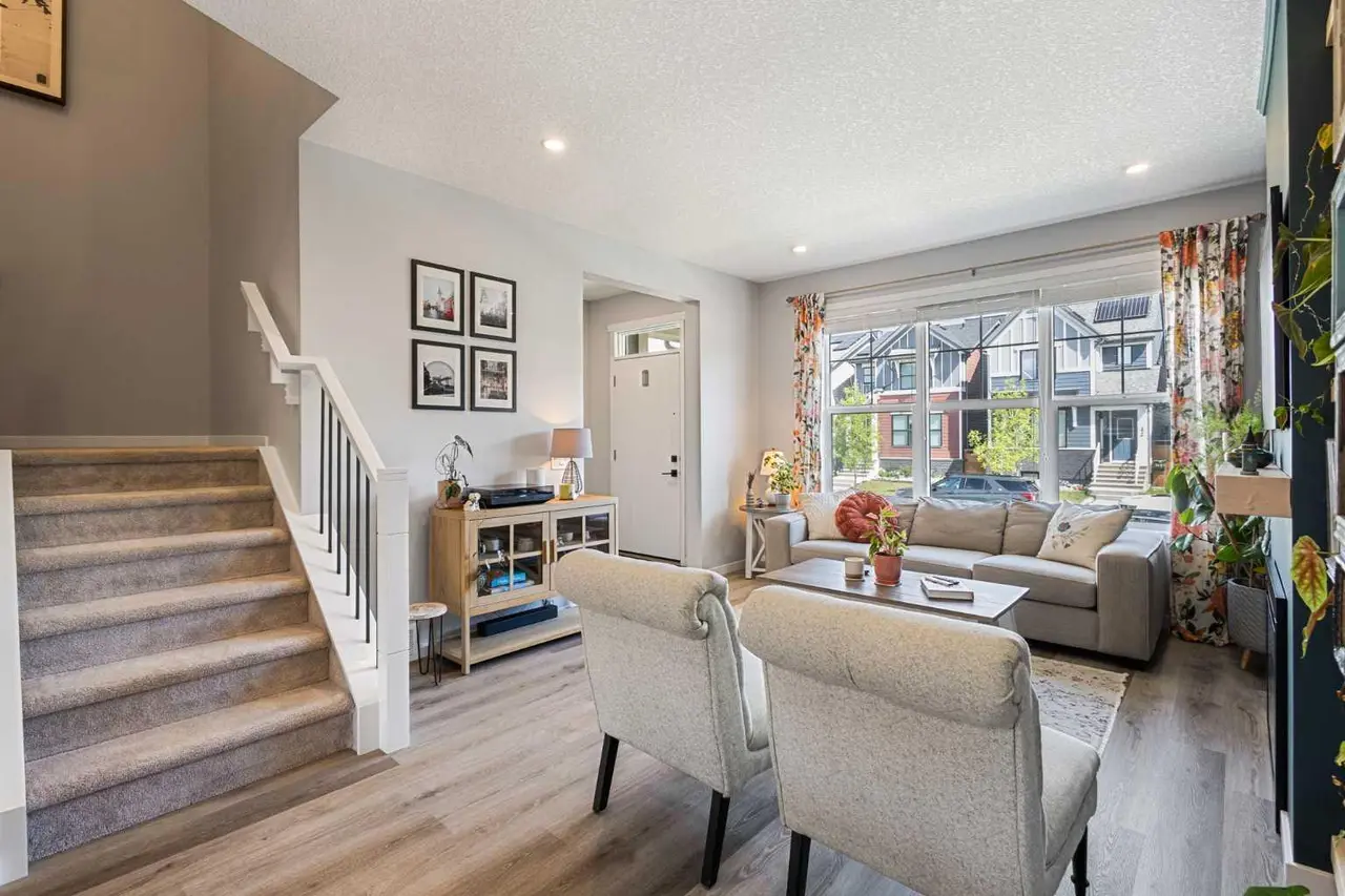 327 Masters Row SE