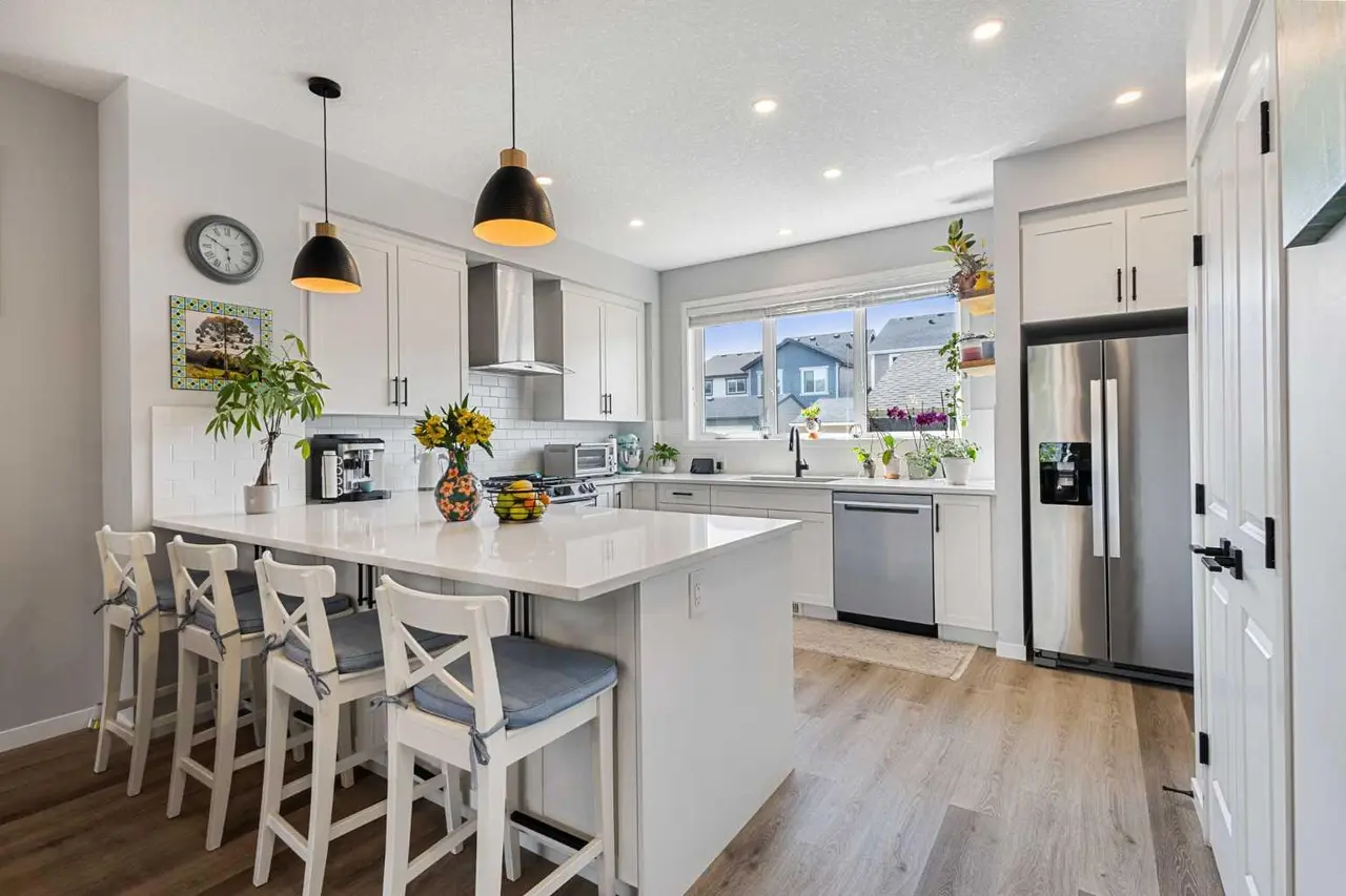327 Masters Row SE
