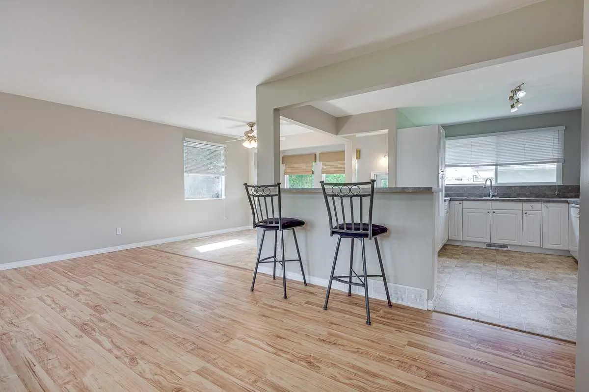 5958 West Park Crescent Crescent N