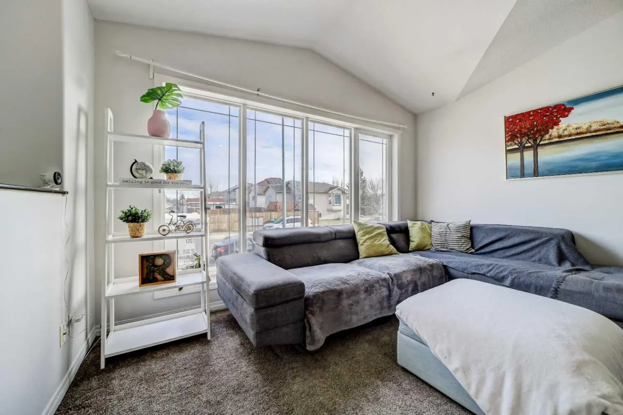 106 Peigan Court W