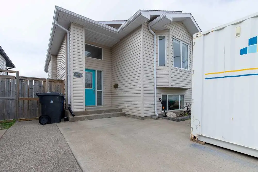 48 Blackfoot Court W